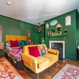 Mademoiselle's Boutique Apartment